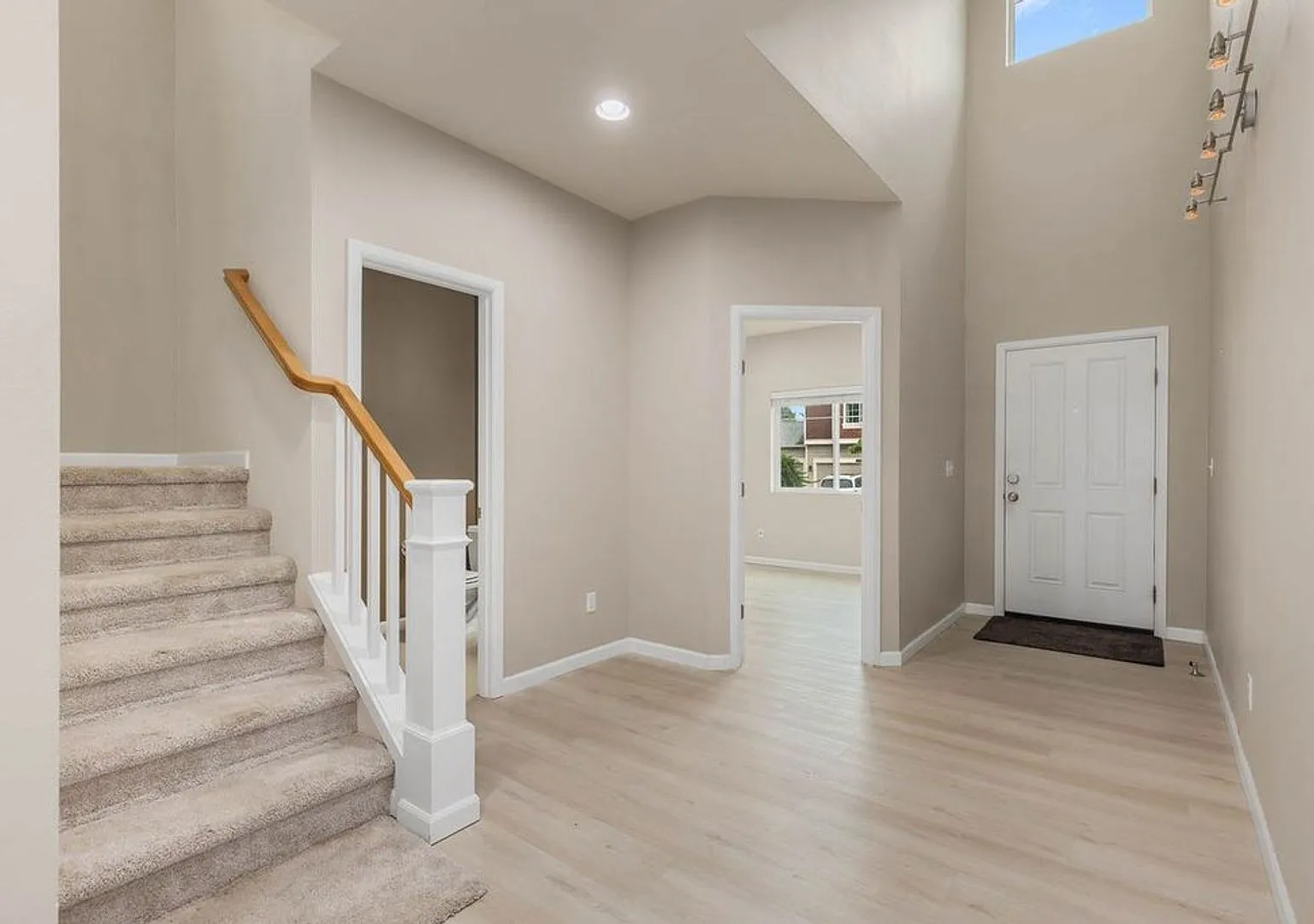 Very Nice 4 bedroom home with office/den, 2.5 bath and a 2 Car Garage in Snohomish Award winning ... — Photo 2