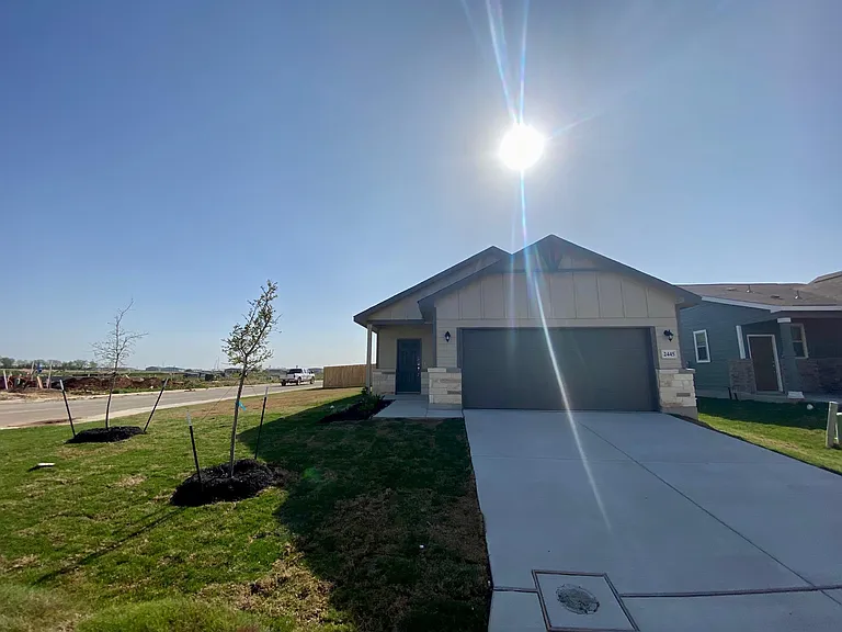 2445 Ayers Dr — Photo 2