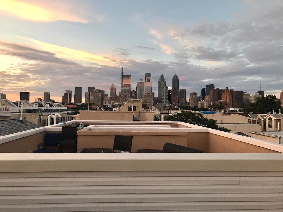 Roof Deck view of Center City skyline (15 min walk to Rittenhouse Square)