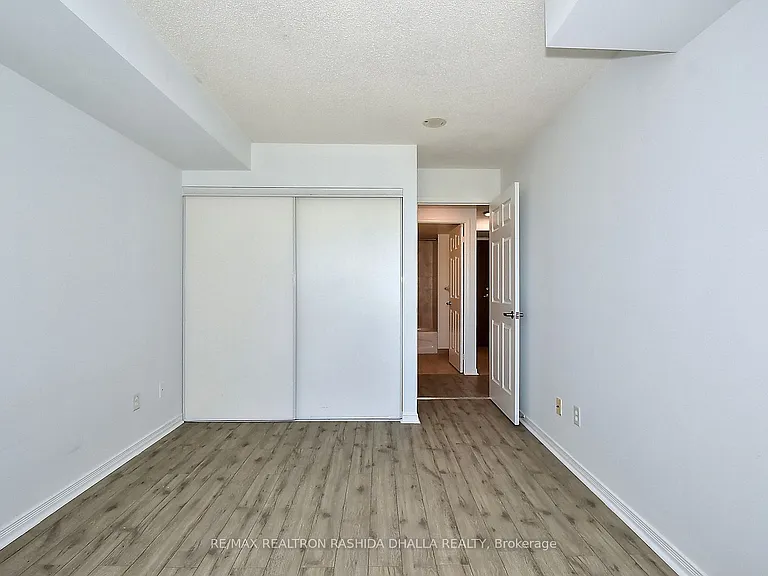 39 Oneida Cres #610 — Photo 24