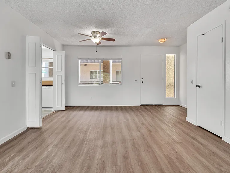 2510 Clairemont Dr #203 — Photo 2