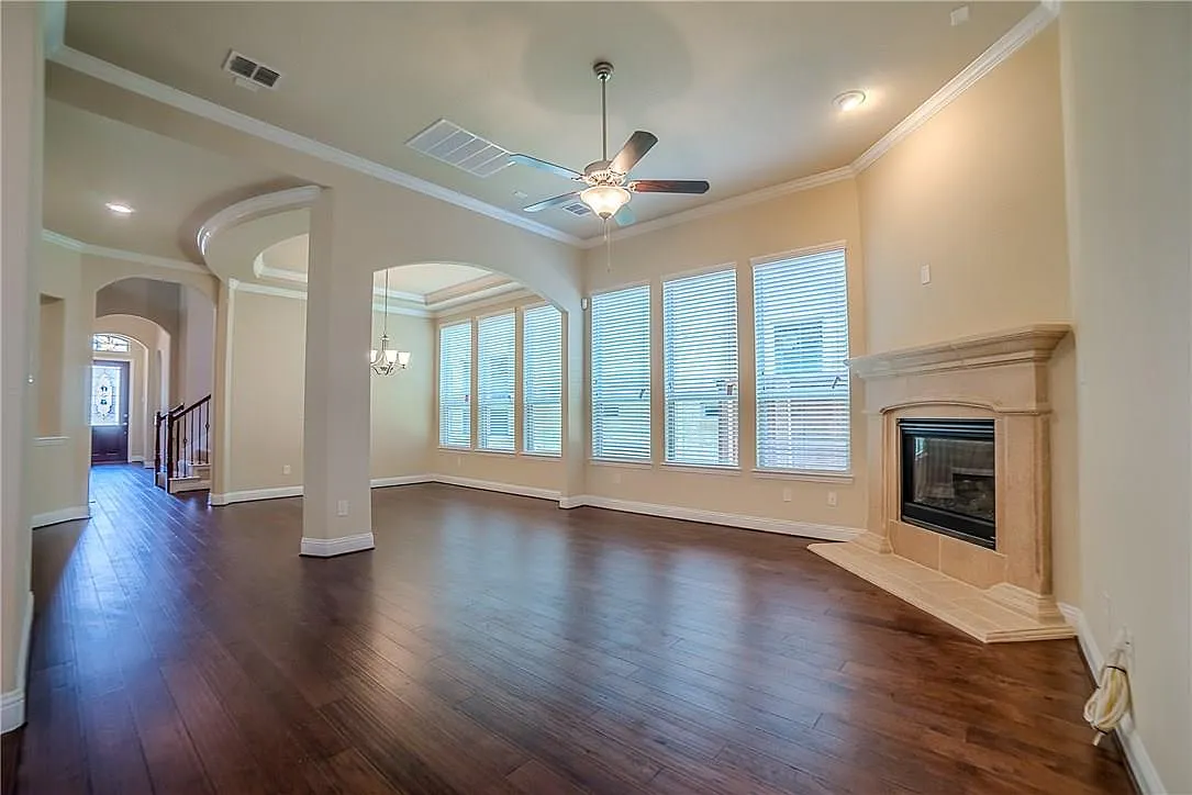 3 bed, 2452 sqft, $3,000 — Photo 4