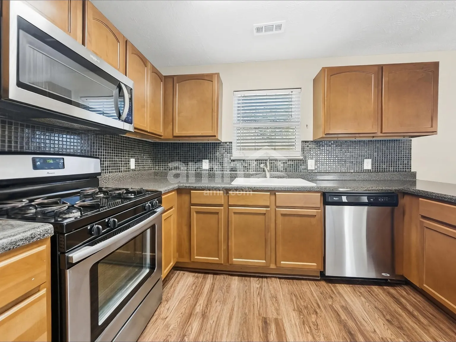 3 bed, 2.5 bath, 2010 sqft, $2,390 — Photo 4