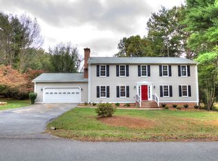 10202 Forest Lake Dr, Great Falls, VA 22066