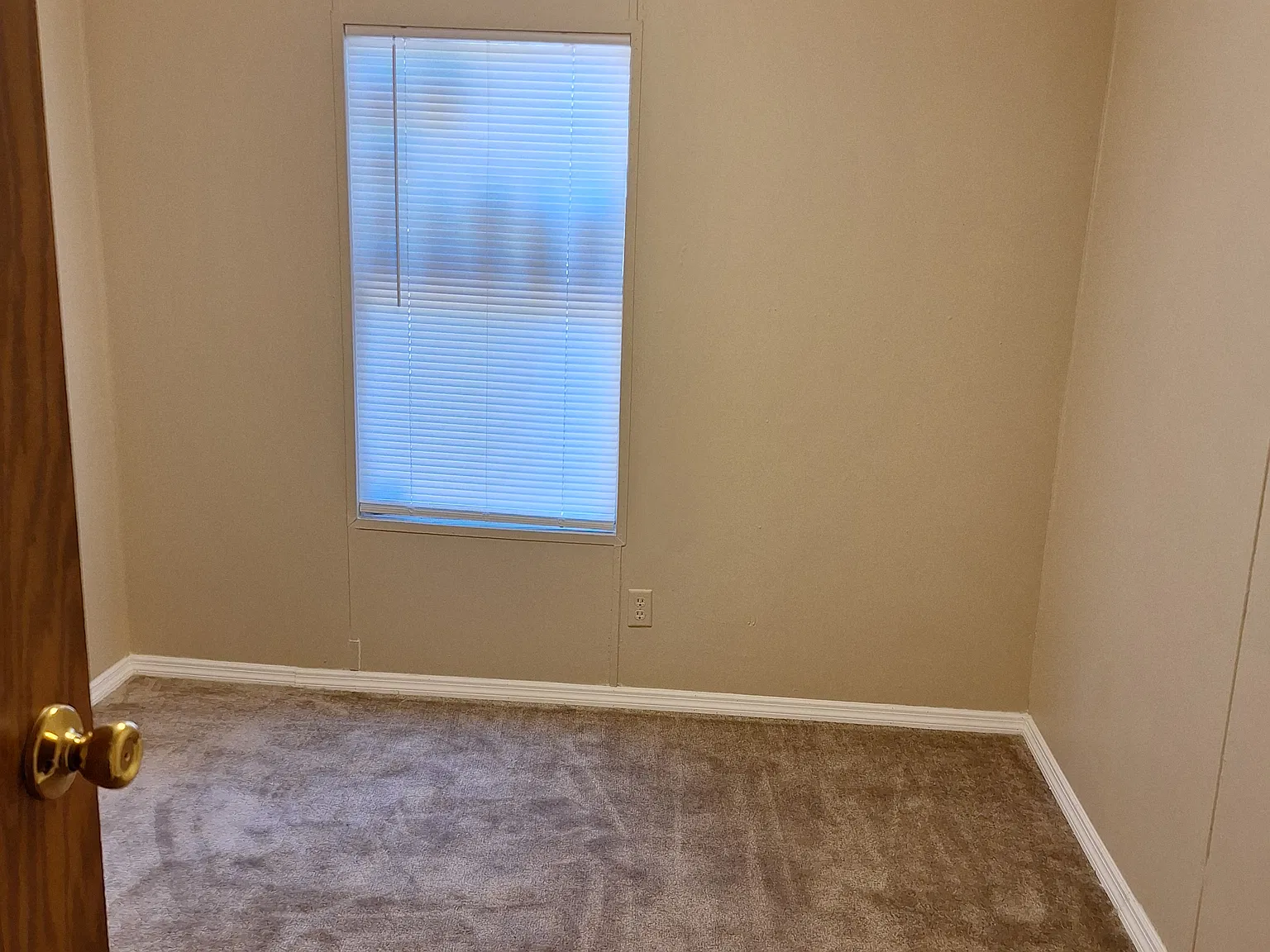 3 bed, 980 sqft, $899 — Photo 4