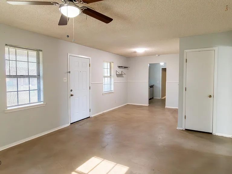 1303 Mockingbird St — Photo 2