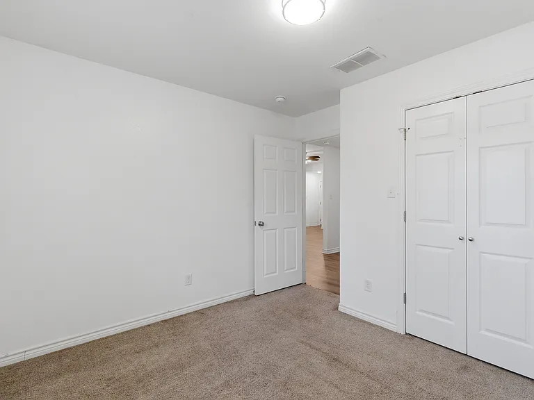 521 E Sears St — Photo 7