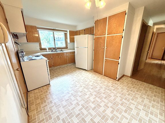 5th image of 2323 Carriage Ln