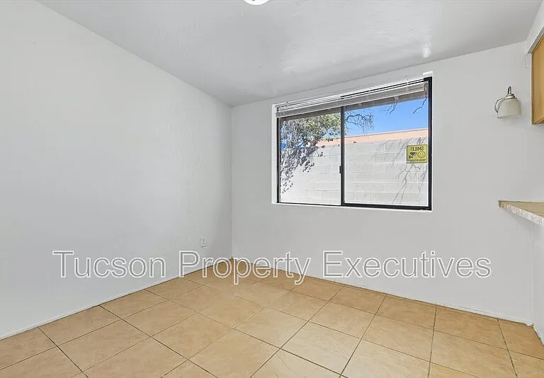 1662 N Beverly Ave — Photo 12