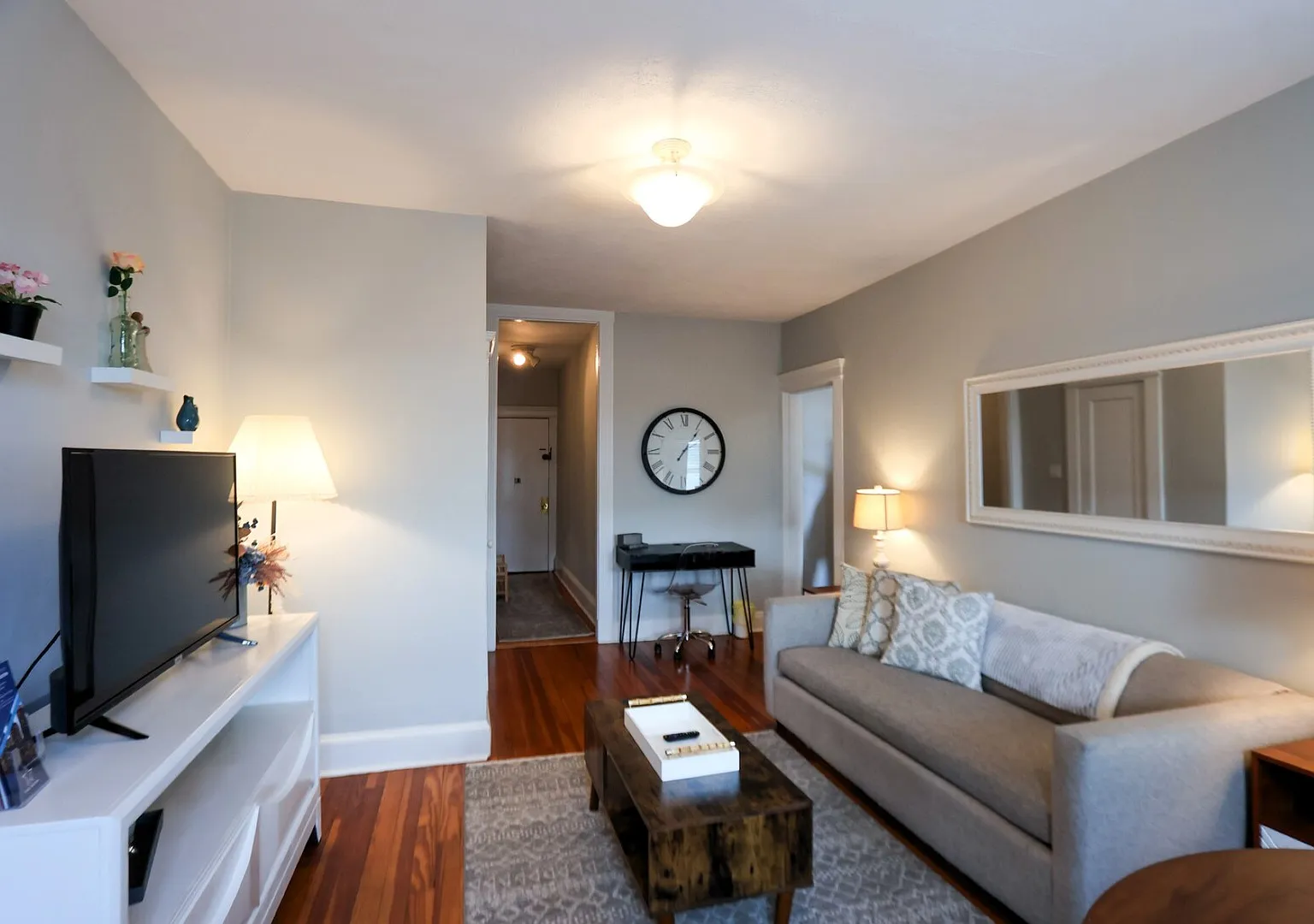 ORK3146 Sun-Filled 1-Bed w/ City Views — Photo 4