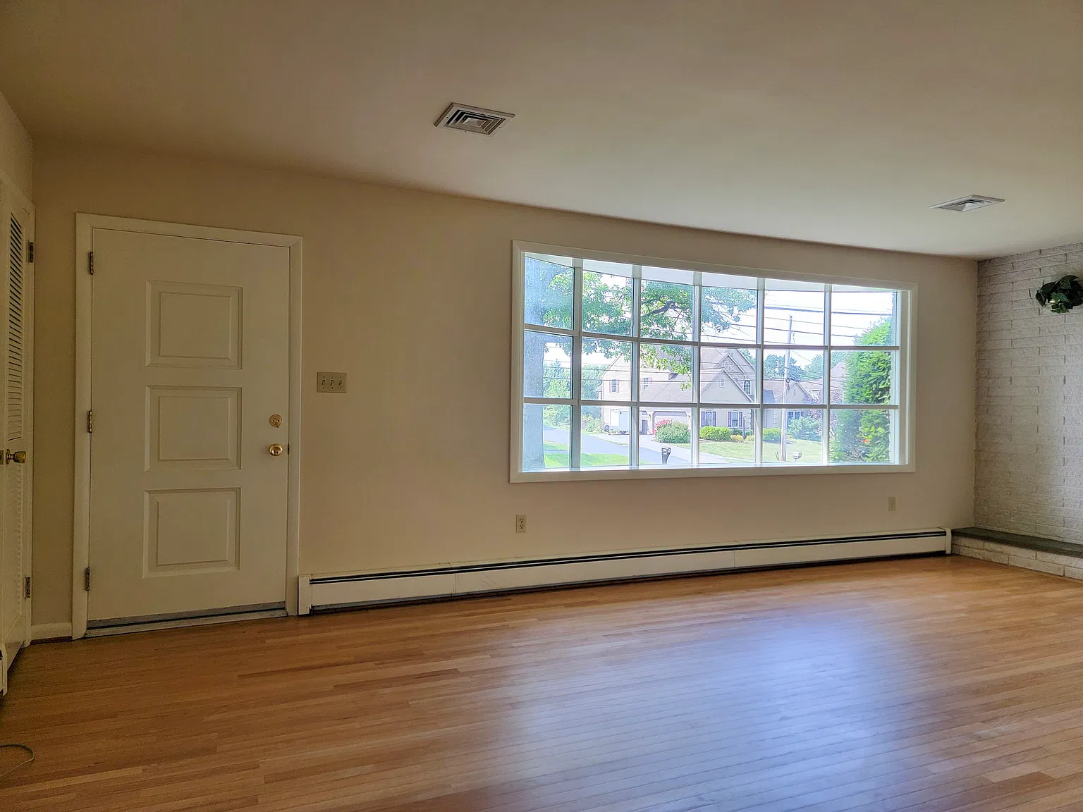 3 bed, 1.5 bath, 1497 sqft, $2,195 — Photo 2