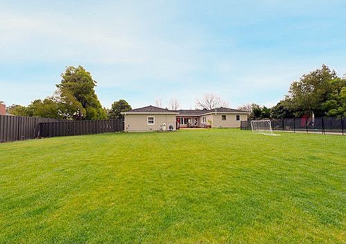 1st image of 15 Summerholme Pl