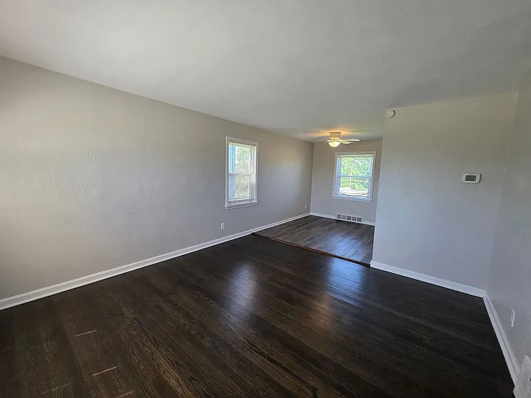 726 S Leonard St — Photo 2