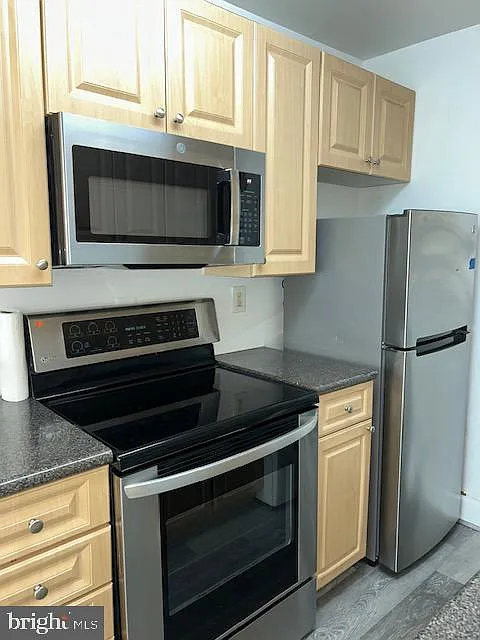 1 bed, 1.0 bath, 627 sqft, $1,600 — Photo 2