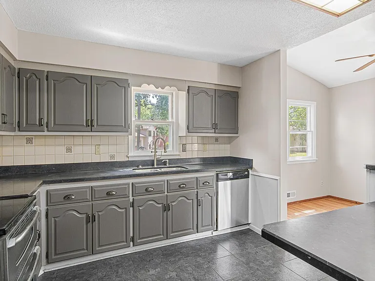 3225 Lanewood Ln N — Photo 15