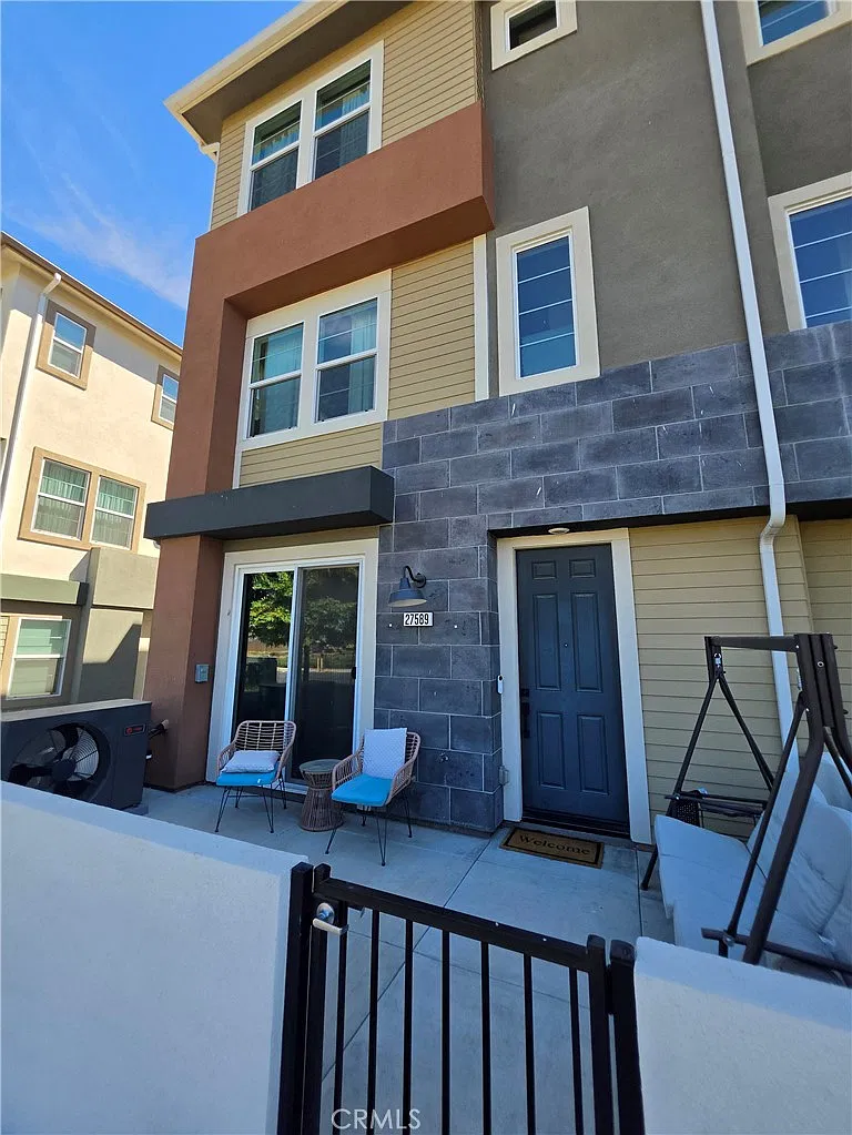 3 bed, 1960 sqft, $4,300 — Photo 1