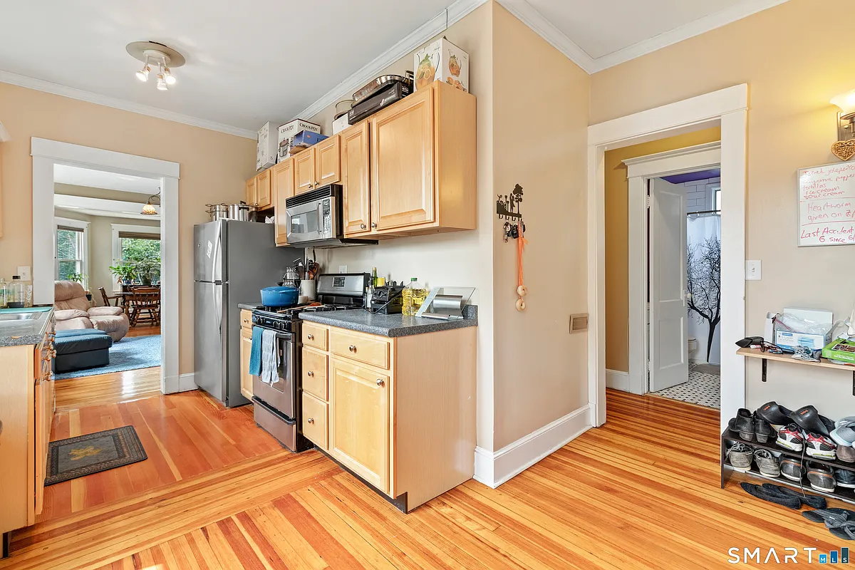 Building Photo - 253 W Elm St #2