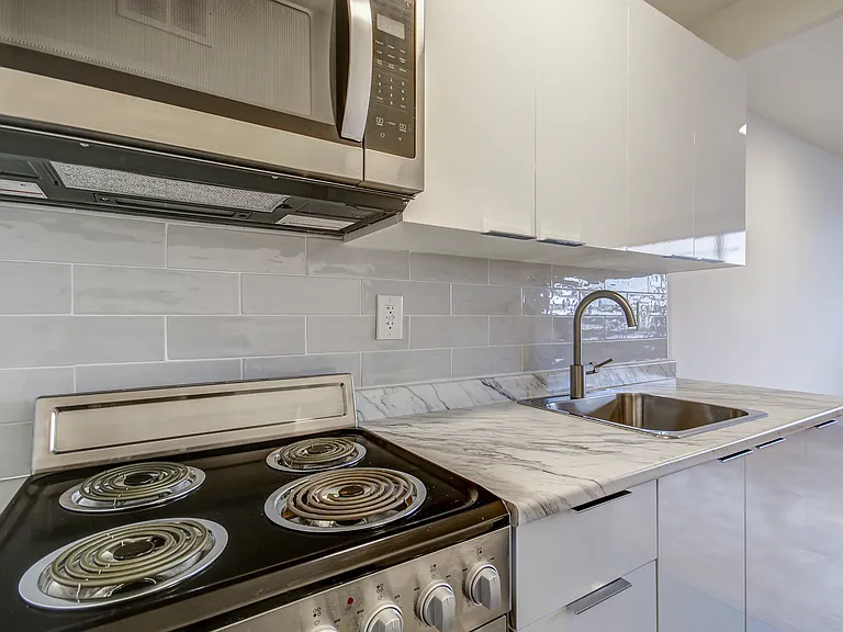 1833 Bayview Ave — Photo 13