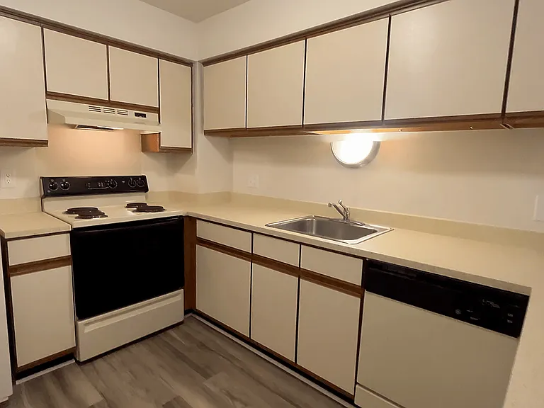 Lakeside Village Apartments — Photo 77