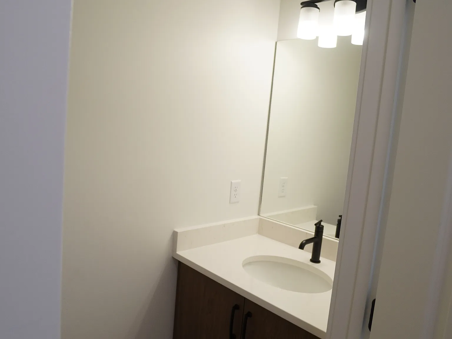 New Townhome at 307 N Liberty Cove Dr. Ogden — Photo 4