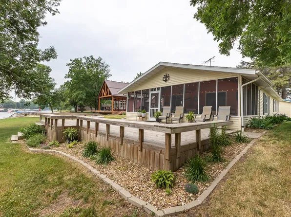 20723 257th St, Manchester, IA 52057