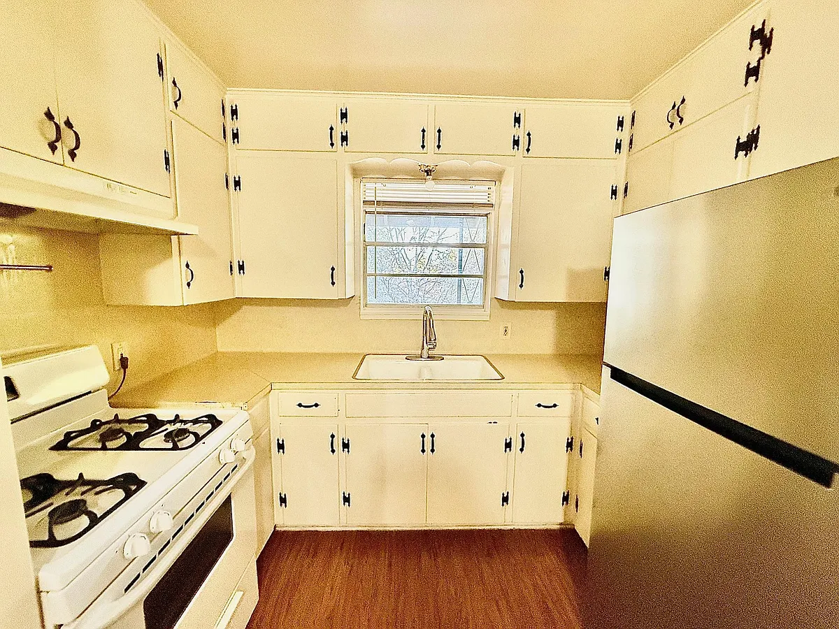 Building Photo - 2411 S 5th St #4