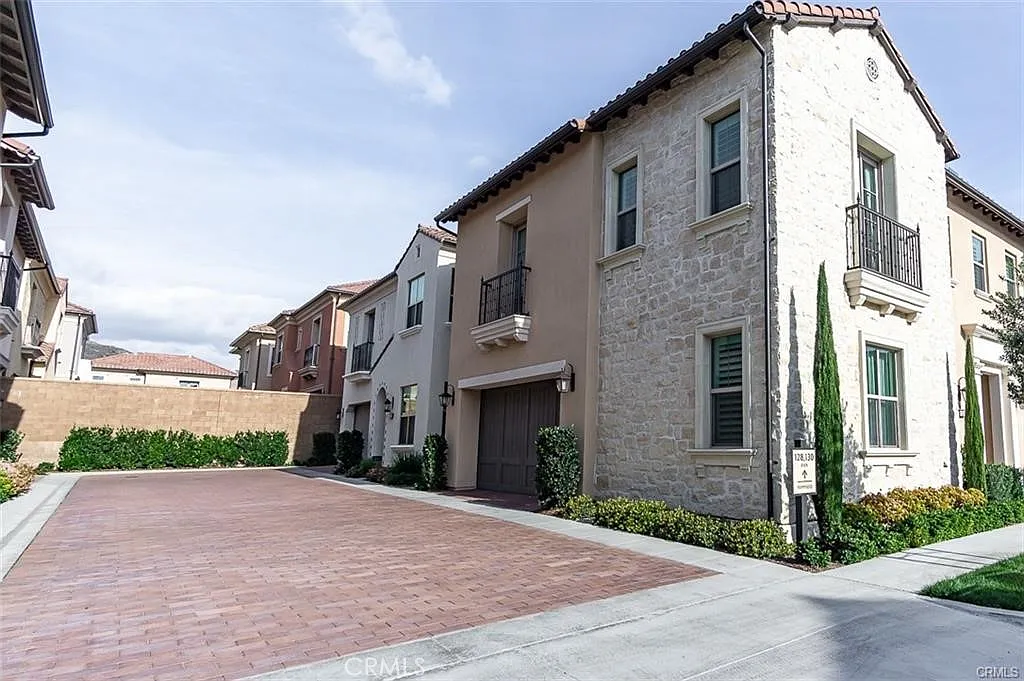 4 bed, 2475 sqft, $6,500 — Photo 1