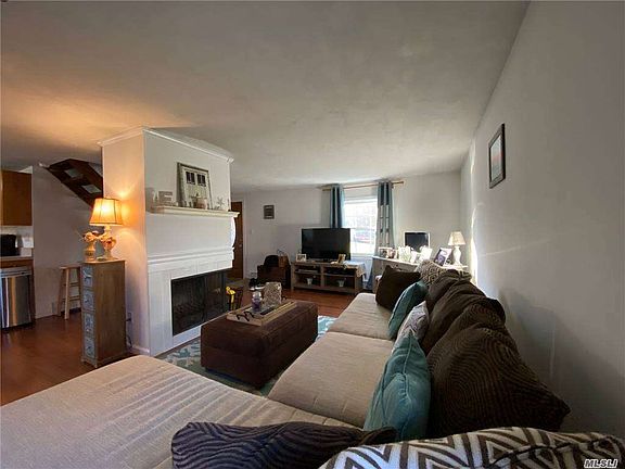 5th image of 15 Somers Ln