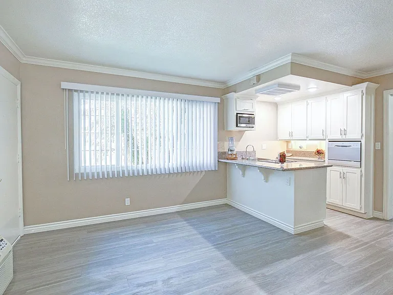 812 W Huntington Dr — Photo 2