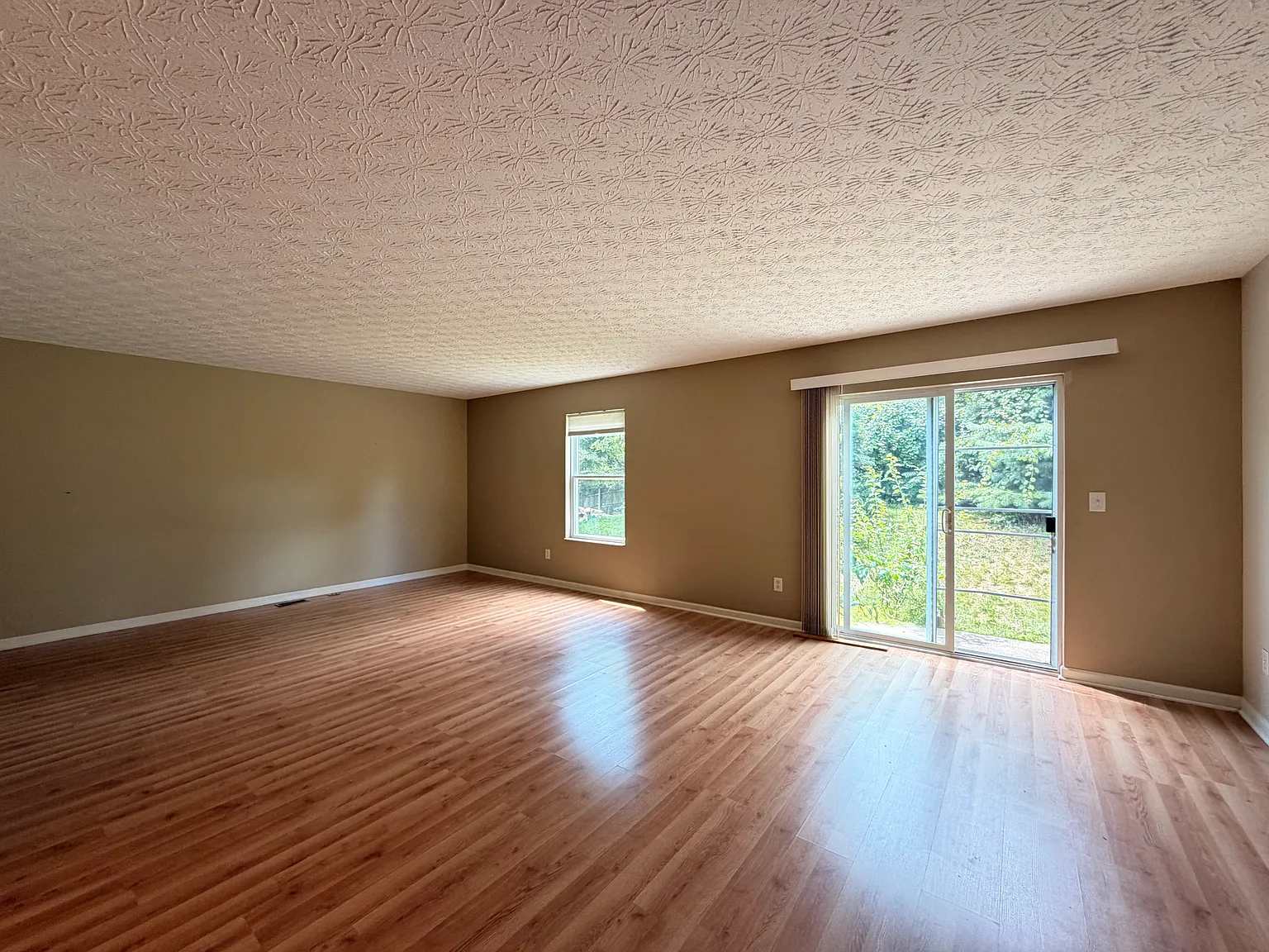 3 bed, 2.5 bath, 1800 sqft, $2,300 — Photo 3