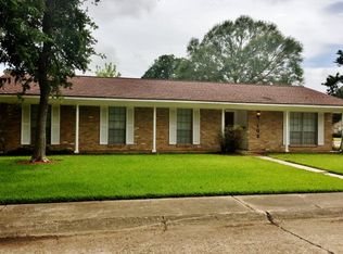 102 Ligustrum St, Lake Jackson, TX 77566