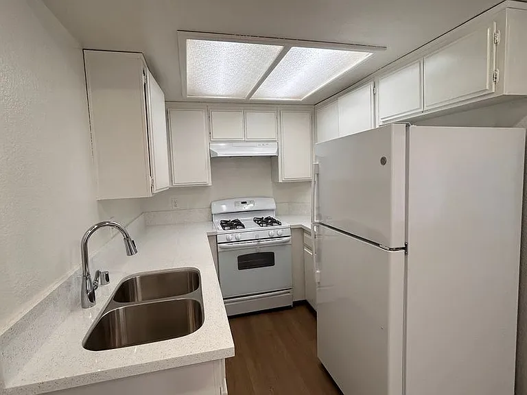 14135 Doty Ave — Photo 2