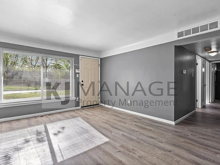 28203 Sutherland St — Photo 6