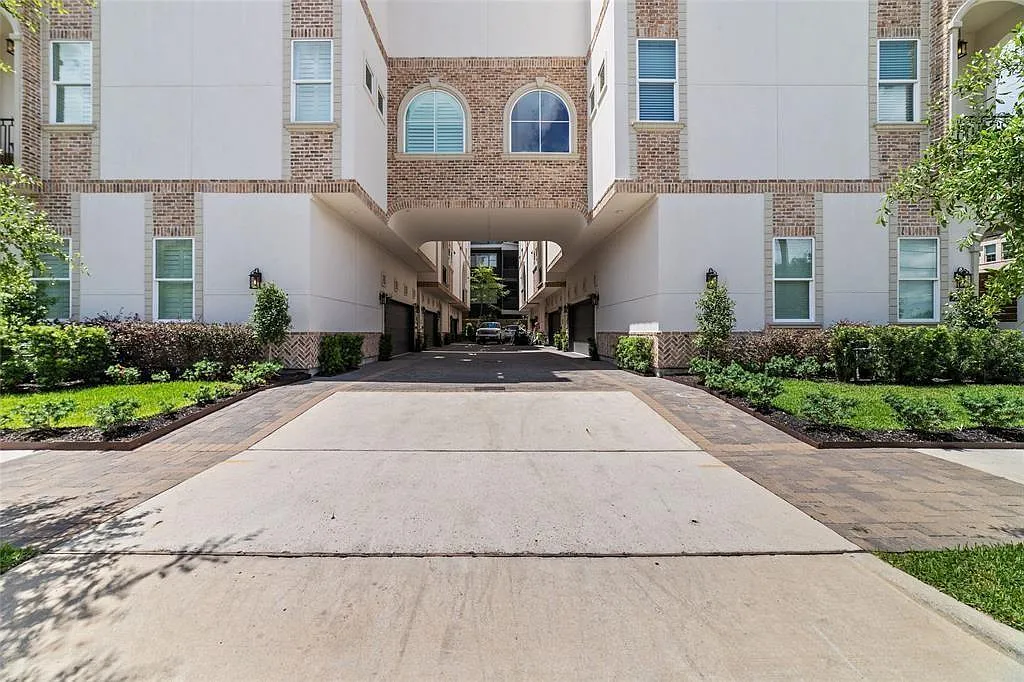 4 bed, 4.5 bath, 3391 sqft, $6,000 — Photo 2