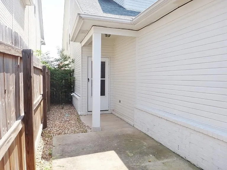 1327 Harbor Park Dr — Photo 3