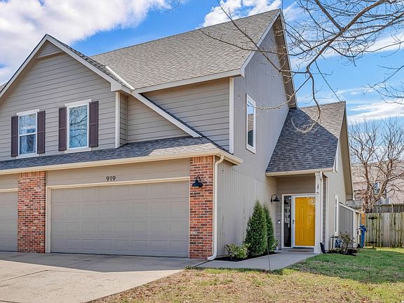 5th image of 919 N Field Stone Dr