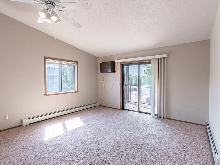 Fargo, ND Rosegate Apartments | 21A | Living