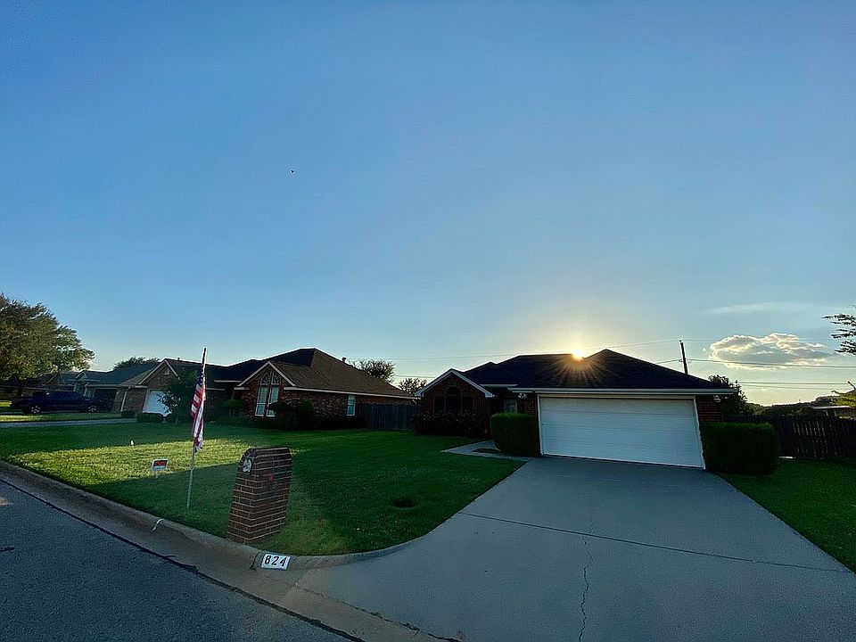 1st image of 824 Sugarbush Ln