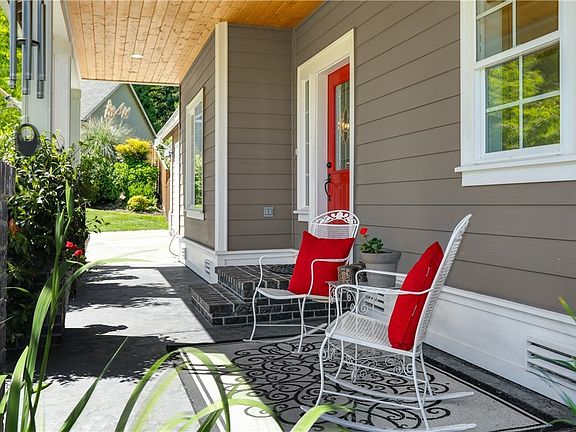 5th image of 1620 Lucero Pl E