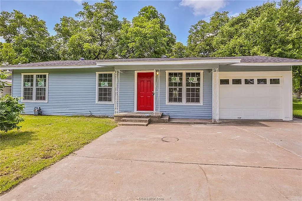 905 N Banks R3905 — Photo 1