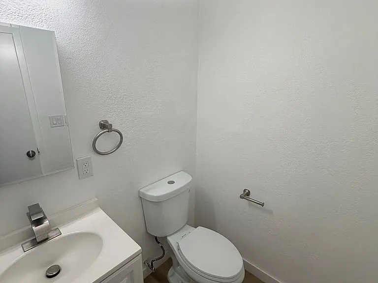 610 E Hyde Park Blvd — Photo 5