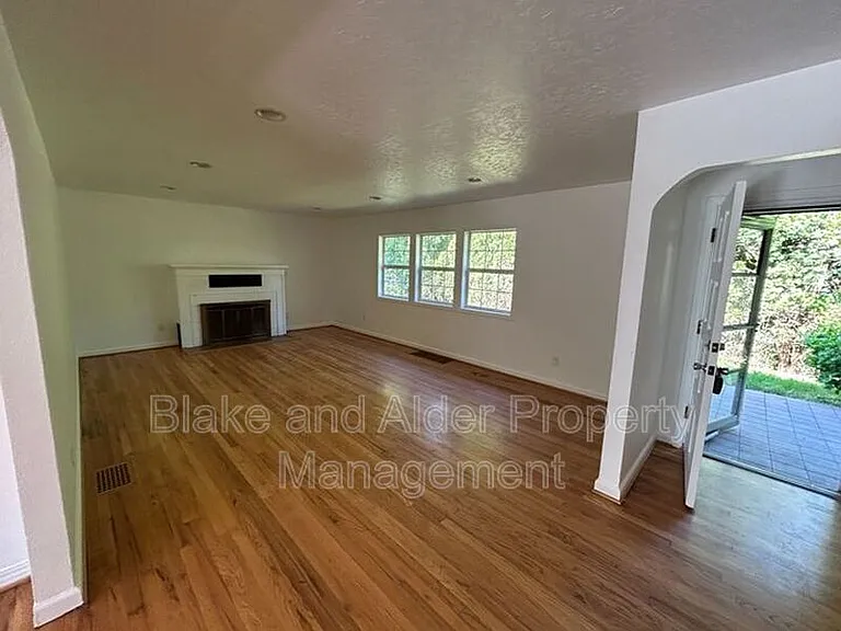 198 NE 157th Ave — Photo 5