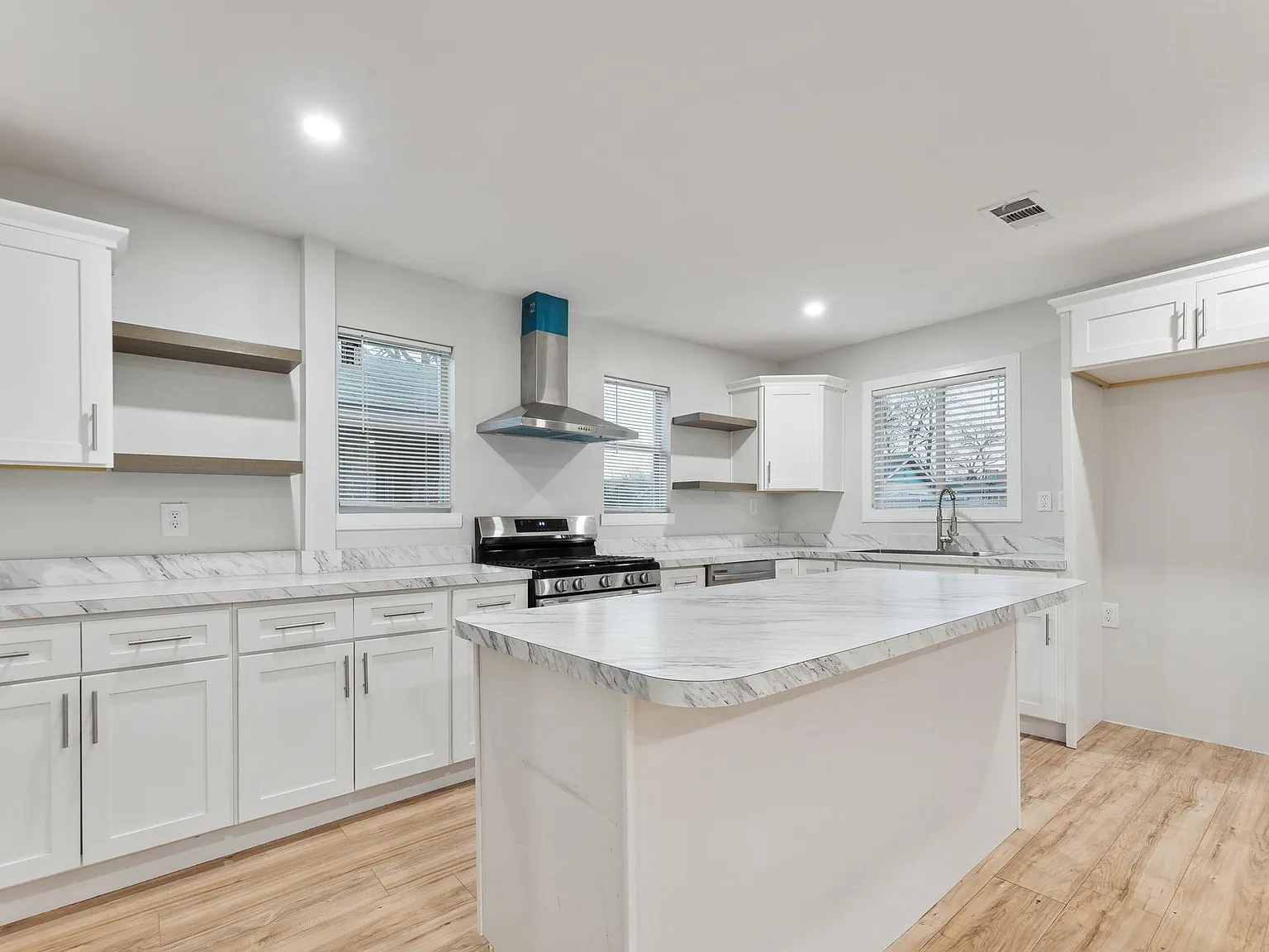 2 bed, 1000 sqft, $2,100 — Photo 2