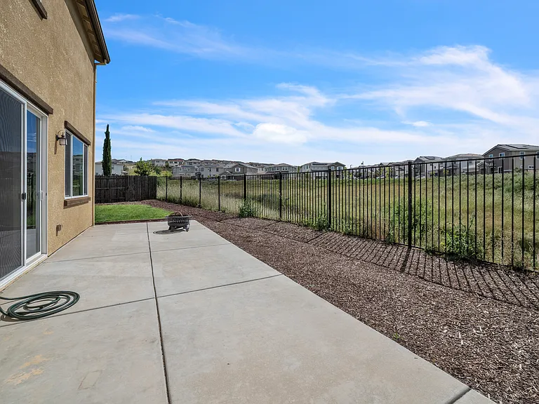 4562 Butterfly Ridge Dr — Photo 37