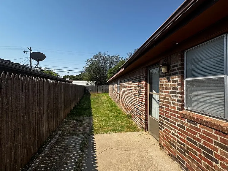 2809 Lawton Dr — Photo 13