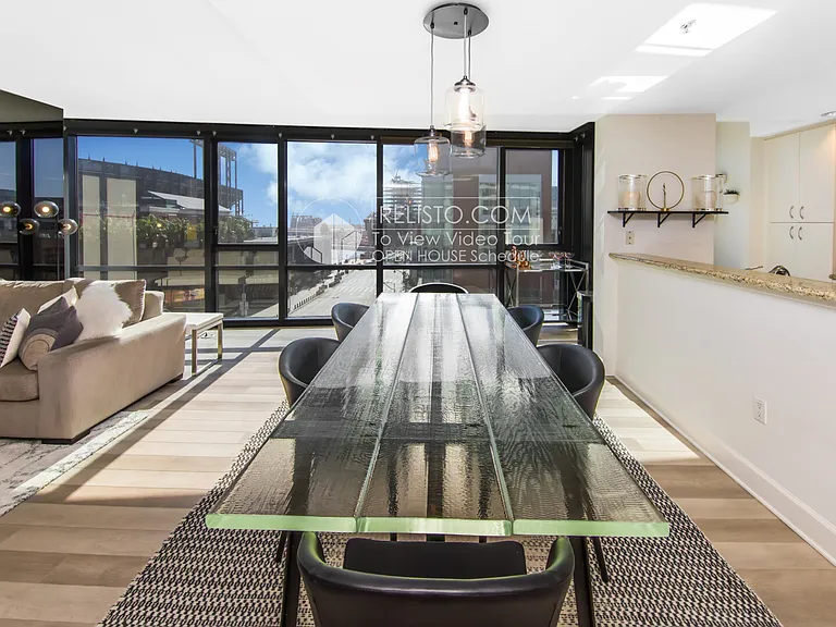 250 King St #652 — Photo 5