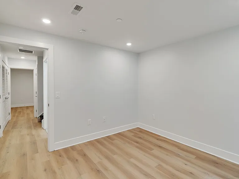 1723 Memorial Ave — Photo 16