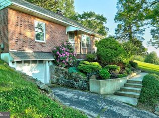 408 Woodland View Dr, York, PA 17406