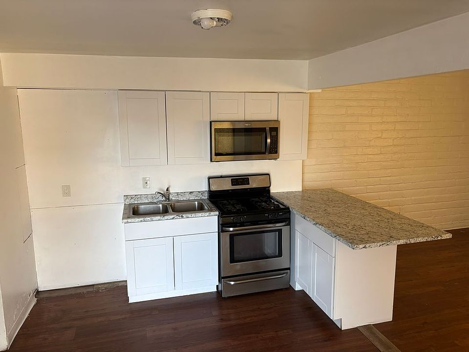 1st image of 528 W 42nd St