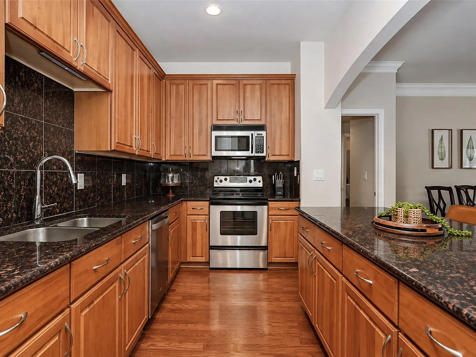 3 bed, 2.0 bath, 1817 sqft, $3,450 — Photo 3